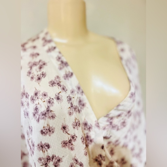 ASTR The Label ~ Size M ~ Lilac Floral Print Faux Surplice Wrap Crop Blouse - Picture 5 of 13